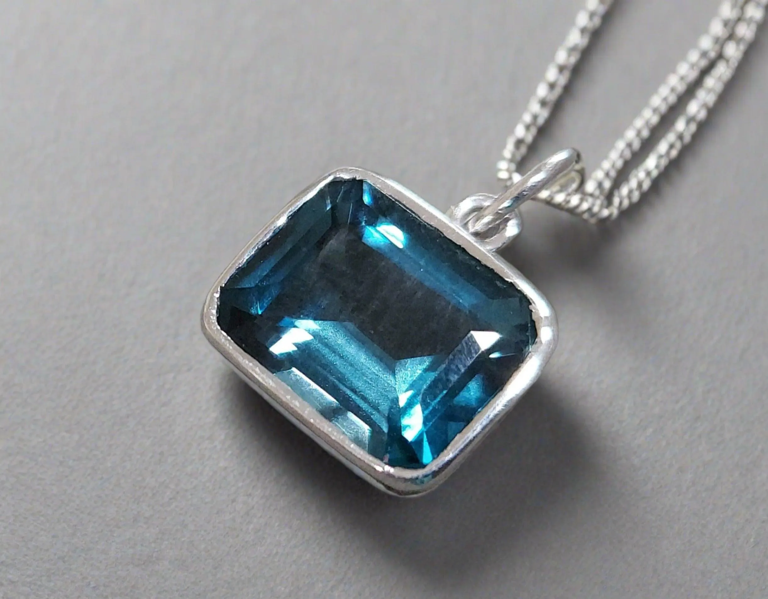 18k White Gold London Blue Topaz Pendant