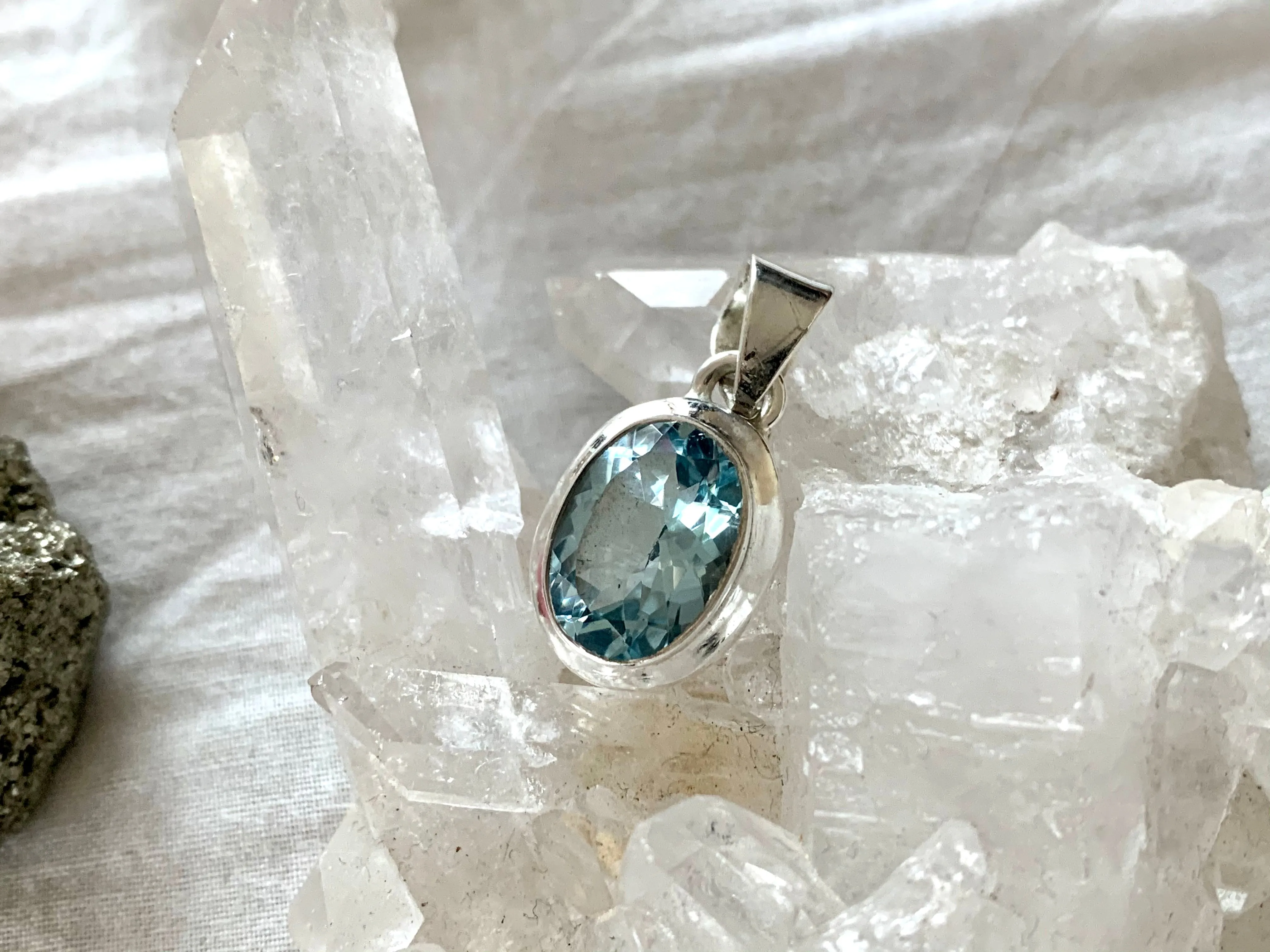 Blue Topaz Ansley Pendant - Medium Oval